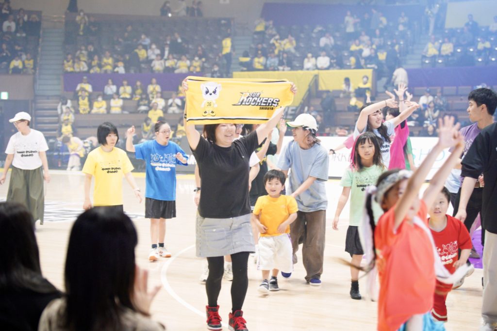 ゆっくり、だけど確実に花開く。「ダウン症ダンス」で育む、一生モノの自信と体力｜ダウン症・自閉症・障がい児のインクルーシブダンス：サニーフラワーダンス