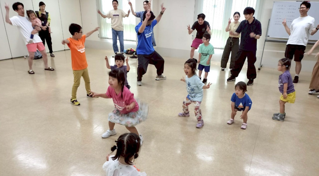 ゆっくり、だけど確実に花開く。「ダウン症ダンス」で育む、一生モノの自信と体力｜ダウン症・自閉症・障がい児のインクルーシブダンス：サニーフラワーダンス